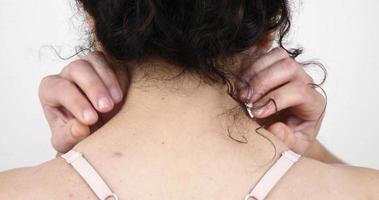 Trötthet i de nacke, kvinna ger själv en nacke massage närbild video