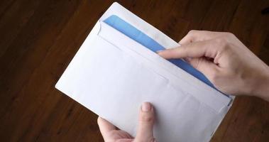 selar manualmente um envelope com uma carta, enviando carta video