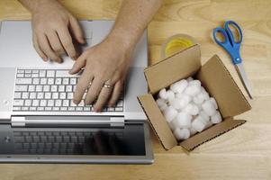 hombre de negocios trabaja en la computadora portátil foto