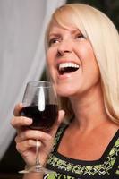 hermosa rubia disfrutando del vino foto
