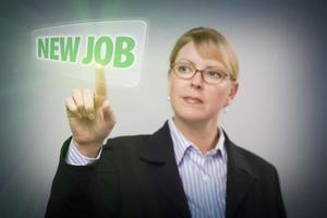 mujer presionando el botón de nuevo trabajo en la pantalla táctil interactiva foto