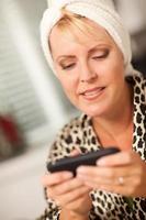 mujer atractiva enviando mensajes de texto con su teléfono celular foto