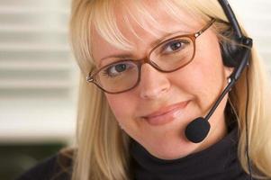 atractiva mujer de negocios con auriculares de teléfono foto