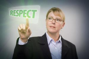 mujer presionando el botón de respeto en la pantalla táctil interactiva foto