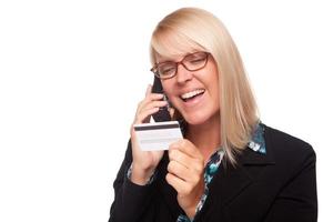 bella mujer rubia con teléfono y tarjeta de crédito foto