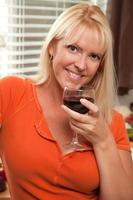 rubia atractiva con una copa de vino foto