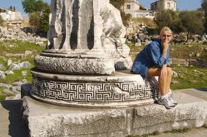 atractivo turista descansa sobre ruinas foto