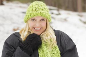 mujer atractiva divirtiéndose en la nieve foto