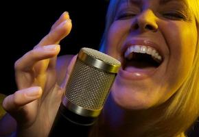 mujer canta con pasion foto