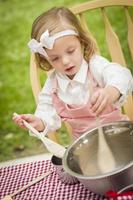 adorable niña jugando al chef cocinando