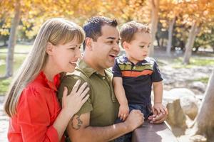 familia de raza mixta disfruta de un día en el parque foto