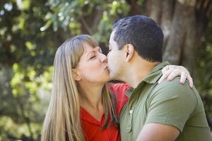 atractiva pareja de raza mixta disfrutando de un día en el parque foto