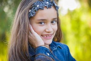 Lindo retrato de niña de raza mixta joven al aire libre foto