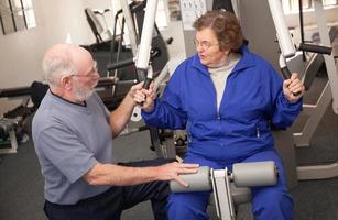 pareja de adultos mayores en el gimnasio foto