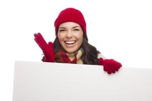 chica emocionada con sombrero de invierno y guantes tiene un cartel en blanco foto