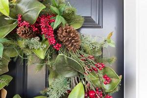 adornos navideños en la puerta principal de la casa foto