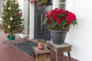 adornos navideños en la puerta principal de la casa foto