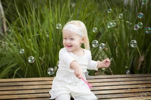 adorable niña divirtiéndose con burbujas foto