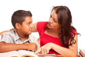 atractiva madre hispana e hijo estudiando foto