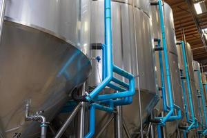 grandes tanques de fermentación de cervecería en almacén foto