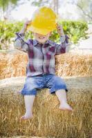 joven, mestizo, niño, reír, con, sombrero duro, exterior foto