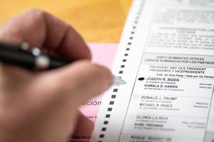 riverside, california, usa - 10, 2020 hombre llena la burbuja de votación de joe biden con un bolígrafo en la boleta oficial en las elecciones presidenciales de 2020 foto