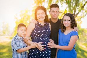 retrato de familia embarazada hispana al aire libre foto