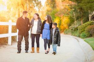 familia hispana embarazada caminando por el camino foto