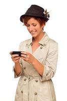 mujer joven sonriente sosteniendo un teléfono celular inteligente en blanco foto