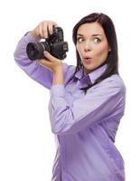 Atractiva mujer joven de raza mixta con cámara réflex digital en blanco foto
