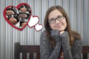 niña soñando despierta junto a corazones flotantes con chocolates foto