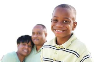 chico afroamericano guapo con padres aislados foto