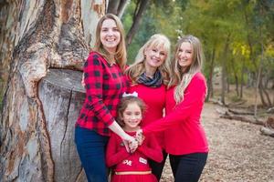 hermosa madre con hijas adultas jóvenes y nieta de raza mixta retrato al aire libre foto