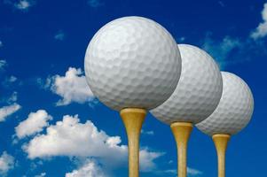 tres pelotas de golf y tees foto