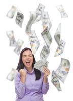mujer feliz sosteniendo los billetes de 100 con muchos cayendo foto