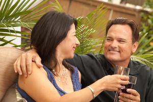 atractiva pareja hispana y caucásica bebiendo vino foto