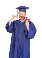 Graduado masculino feliz en toga y birrete con diploma aislado en blanco foto