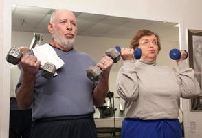 pareja de adultos mayores haciendo ejercicio foto