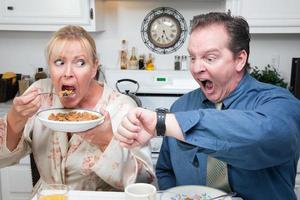 pareja estresada en la cocina tarde al trabajo foto