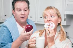 decisión de alimentación saludable de frutas o donas foto