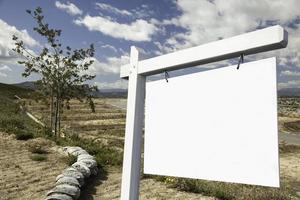 signo de bienes raíces en blanco y lotes de construcción vacíos foto