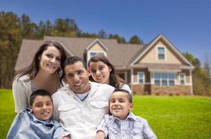 joven familia hispana frente a su nuevo hogar foto