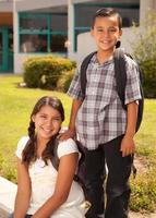 lindo hermano y hermana hispanos listos para la escuela foto