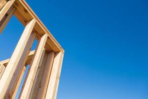 resumen de estructura de casa de madera en el sitio de construcción. foto