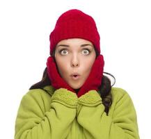 mujer de raza mixta aturdida con sombrero y guantes de invierno foto
