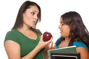 madre e hija hispanas con libros y manzanas listas para la escuela foto