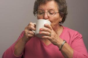 mujer mayor disfruta de su café foto