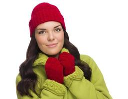 mujer de raza mixta sonriente con guantes y gorro de invierno foto