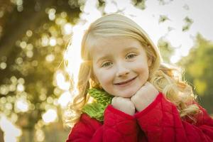 niña pequeña con abrigo de invierno y bufanda en el parque foto