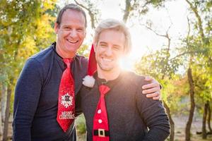 hermoso retrato festivo de padre e hijo al aire libre foto